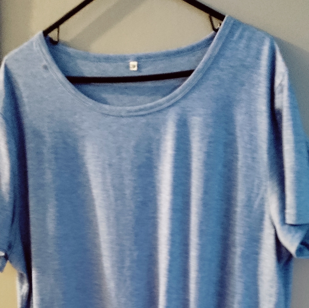 Short-sleeved light blue